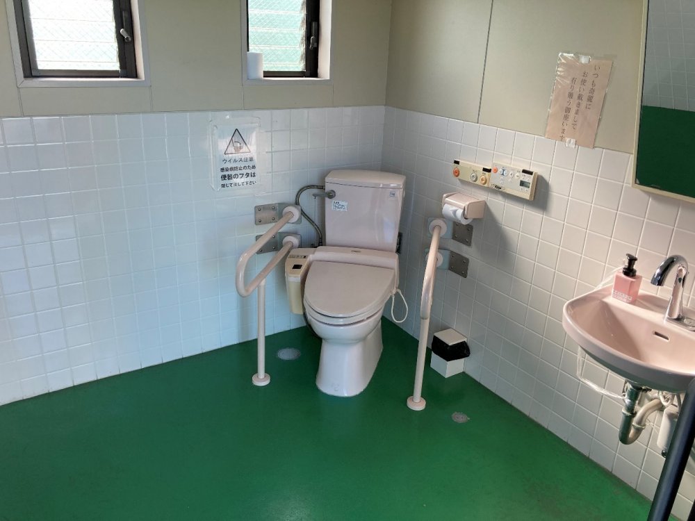 総合運動広場テニスコート多目的トイレ