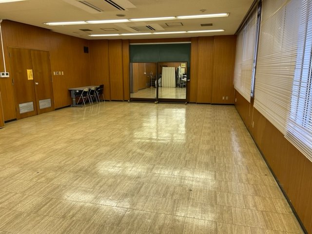 会議室のサブ写真です。奥に鏡が置かれ、机・いすを取り除くと会議の用途が広がります。