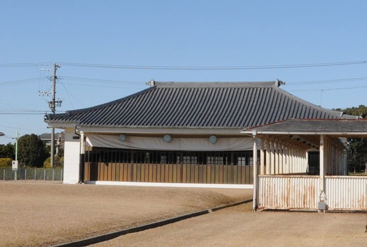 津島市錬成館遠的弓道場