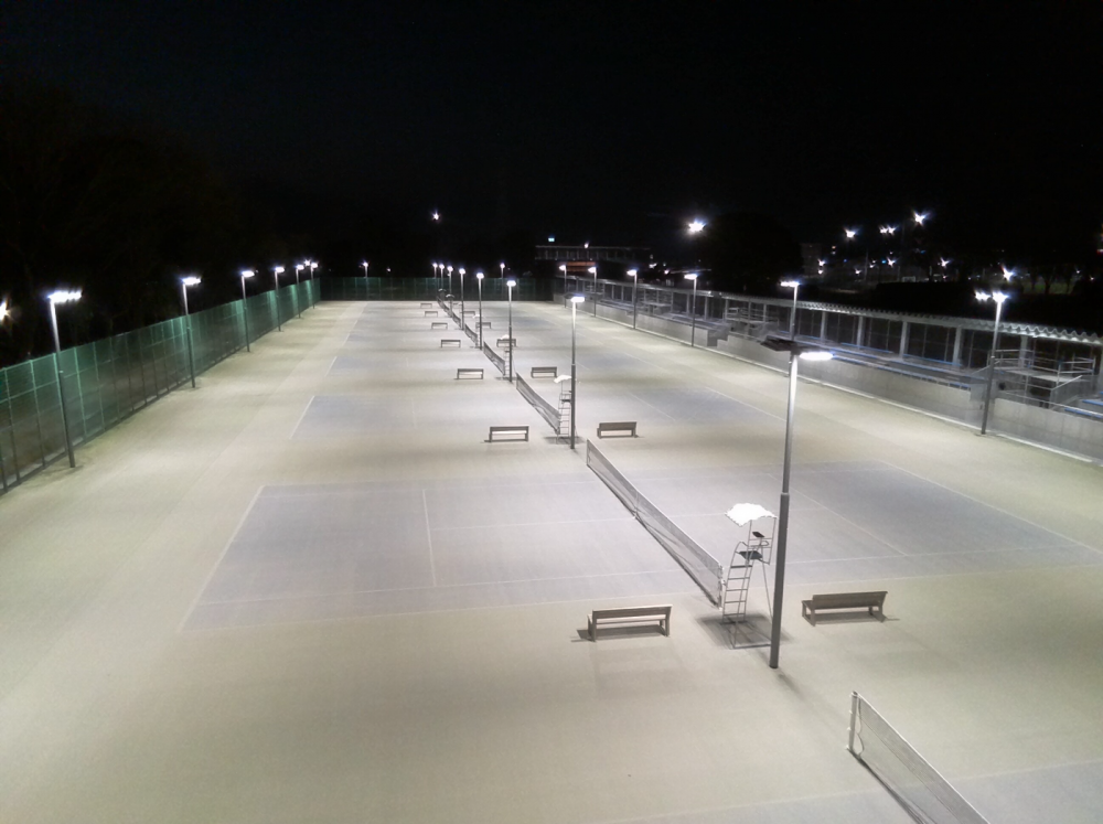 テニスコートナイター照明点灯時