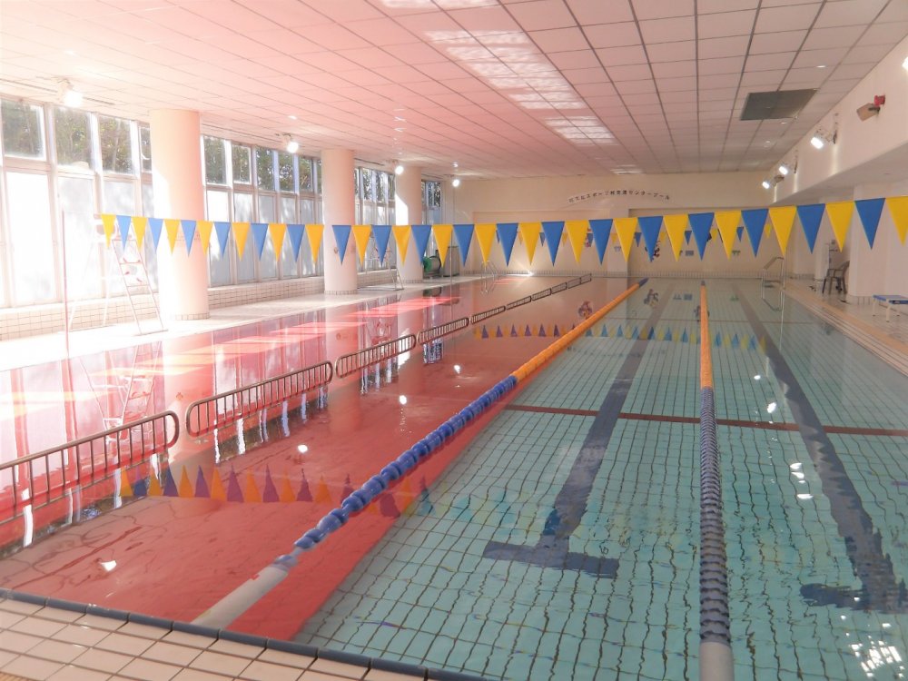 室内プールの写真です。