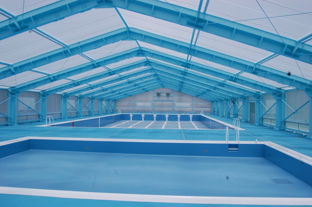 プール内観