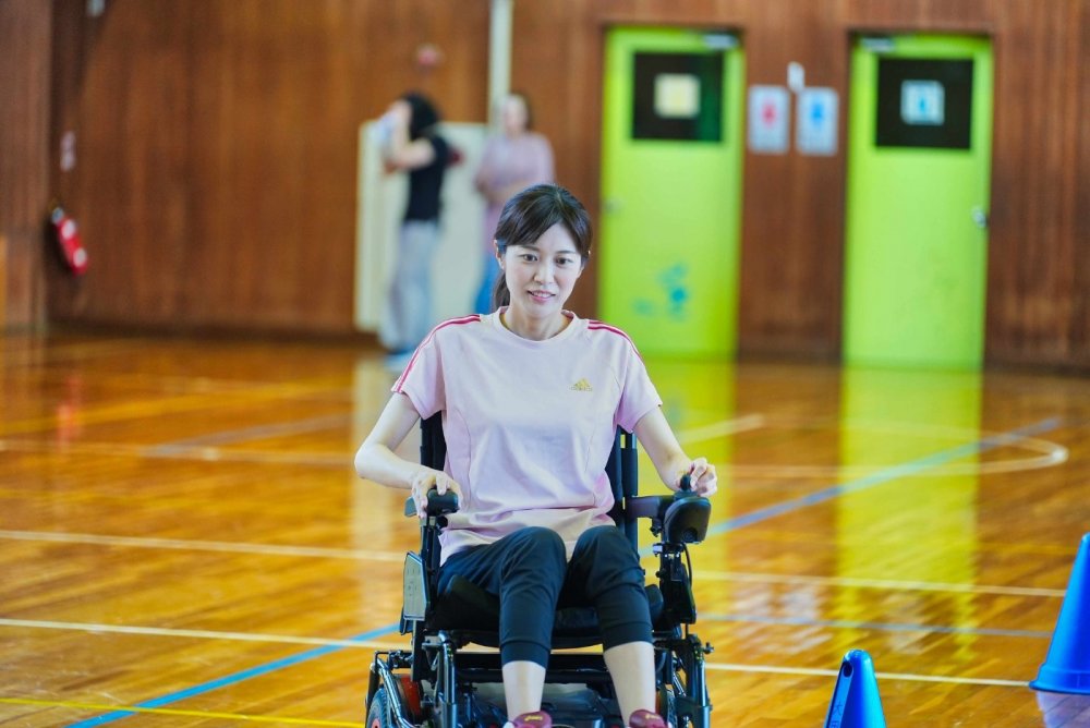 電動車椅子に試乗する女性