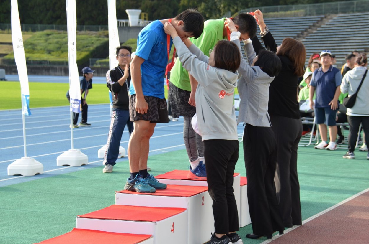 地区大会の表彰式の様子
