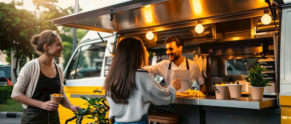 バンテリンドームナゴヤの2階屋外デッキに様々なキッチンカーが出店！