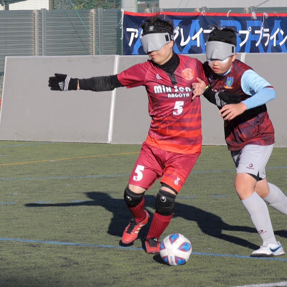 見えない中で動くのは最初は怖いかもしれまんせんが練習の積み重ねと少しの勇気があれば徐々に慣れていきます！チームメンバーがしっかりサポートします！